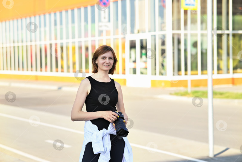 Скачать Красивая женщина фотографирует на открытом воздухе аналоговой камерой фотосток Ozero