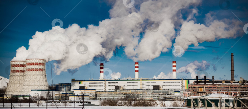 Скачать Городской пейзаж. Трубы городской ТЭЦ и пар градирен фотосток Ozero