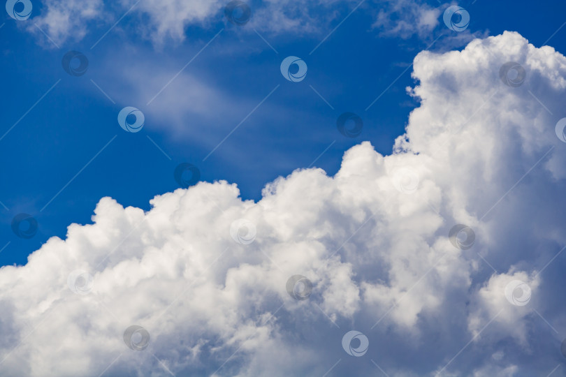 Скачать Белые кучевые облака на фоне ярко-голубого неба (задний план) фотосток Ozero