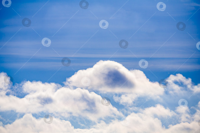 Скачать Белые пушистые облака на ярко-голубом небе (фон, место для копирования) фотосток Ozero