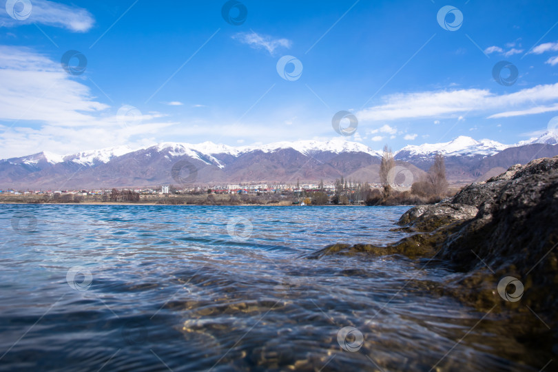 Скачать Озеро Иссык-Куль, город Чолпан-Ата, Кыргызстан. фотосток Ozero