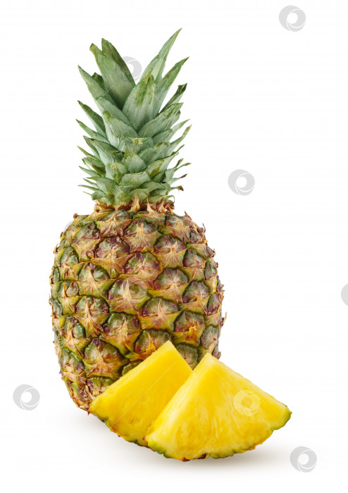 Скачать Целое и два ломтика ананаса, выделенные на белом фоне фотосток Ozero