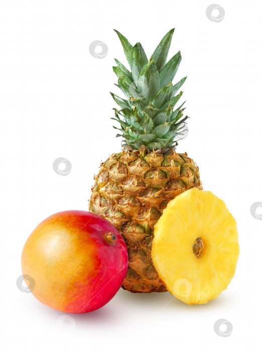 Скачать Тропические фрукты: ананас, целый и круглый, очищенный от кожуры ломтик и манго, выделенные на белом фоне фотосток Ozero
