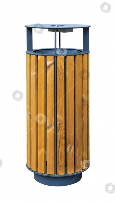 Скачать Деревянный мусорный бак с металлическим каркасом, выделенным на белом фоне (элемент дизайна) фотосток Ozero