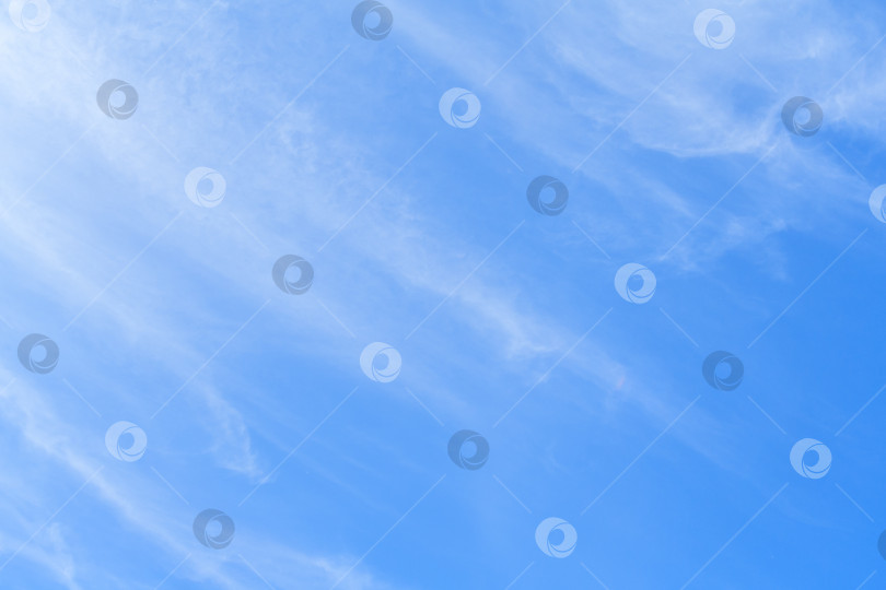 Скачать Белые перистые облака на фоне ярко-лазурного неба в качестве фона фотосток Ozero