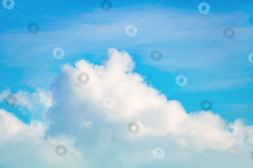 Скачать Белые кучевые пушистые облака на фоне ярко-лазурного неба (задний план) фотосток Ozero