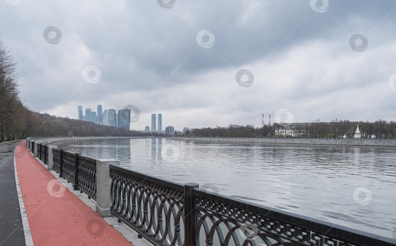 Скачать вид на Москву-реку с набережной осенью в дождливую погоду фотосток Ozero