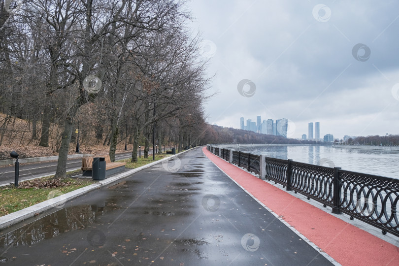 Скачать Набережная Москвы-реки осенью в дождливую погоду фотосток Ozero