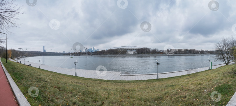 Скачать панорамный вид на Москву-реку с набережной осенью в дождливую погоду фотосток Ozero