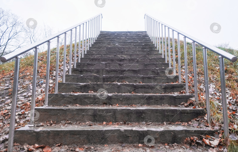 Скачать каменная лестница с металлическими перилами осенью фотосток Ozero