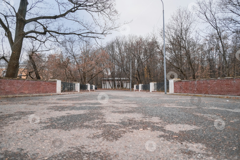 Скачать красивый проход в осеннем парке через мост с кирпичным забором фотосток Ozero