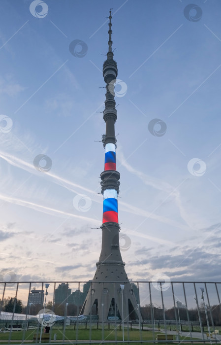 Скачать Вечерний вид Останкинской телебашни на Москву снят 11.11.2023 фотосток Ozero