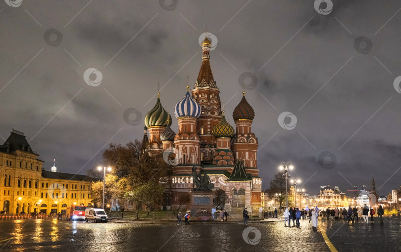 Скачать Московский вид на собор Василия Блаженного ночью поздней осенью, сфотографированный 11.06.2023 фотосток Ozero