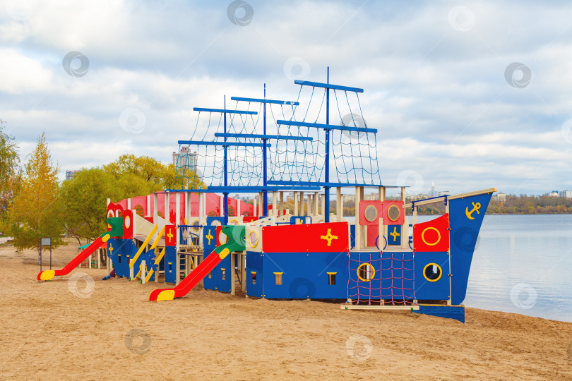 Скачать Красочная детская площадка в виде кораблика на берегу реки фотосток Ozero