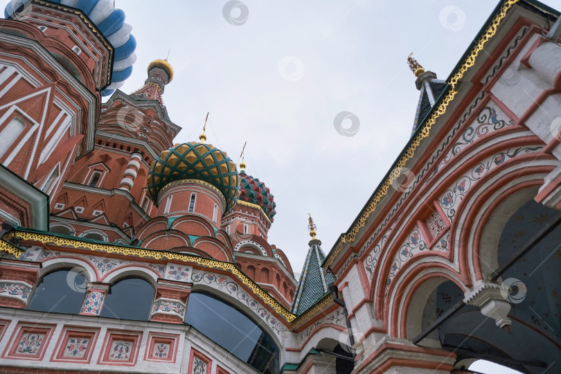 Скачать Московский вид на собор Василия Блаженного поздней осенью, сфотографированный 11.10.2023 фотосток Ozero