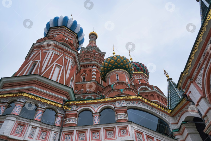 Скачать Московский вид на собор Василия Блаженного поздней осенью, сфотографированный 11.10.2023 фотосток Ozero