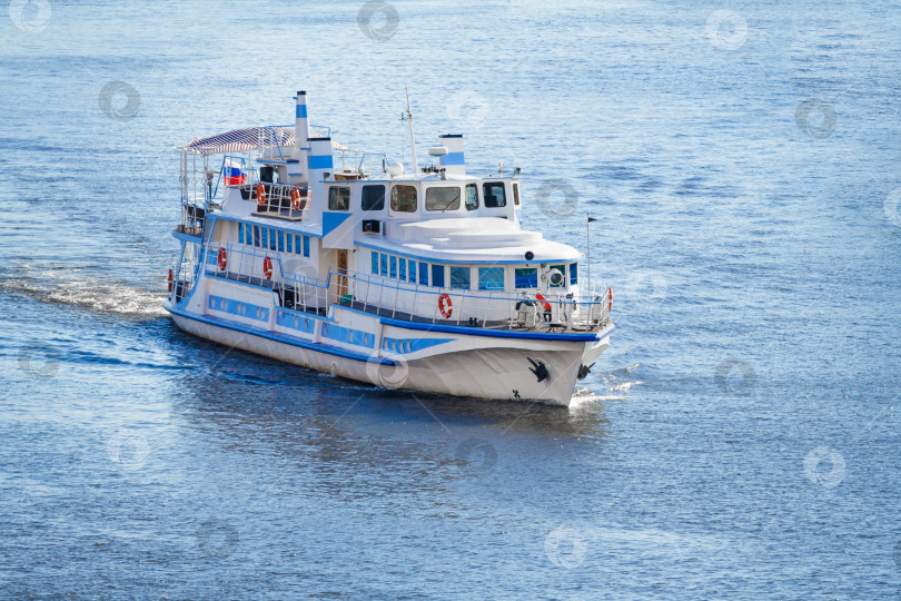 Скачать Вид с высоты птичьего полета на маленькое круизное судно на голубой воде фотосток Ozero