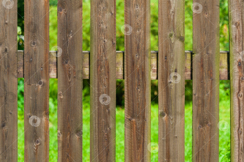 Скачать Сельский деревянный забор на фоне зеленого сада фотосток Ozero