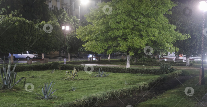 Скачать ночной городской пейзаж под сильным ливнем при свете фонарей фотосток Ozero