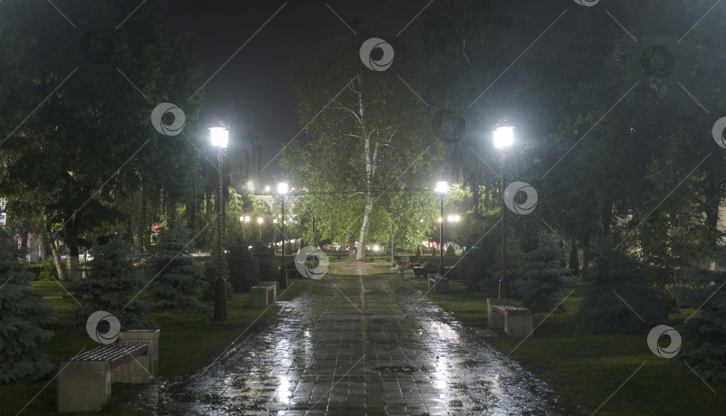 Скачать ночной городской пейзаж под сильным ливнем при свете фонарей фотосток Ozero