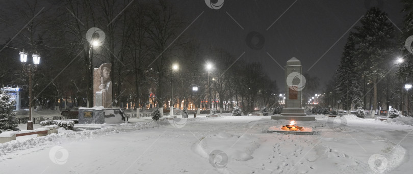 Скачать вечный огонь в зимнем парке, где много снега фотосток Ozero