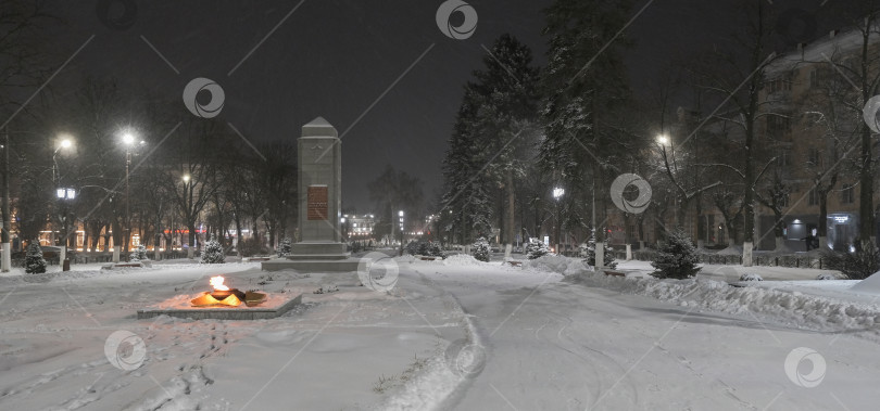 Скачать вечный огонь в зимнем парке, где много снега фотосток Ozero