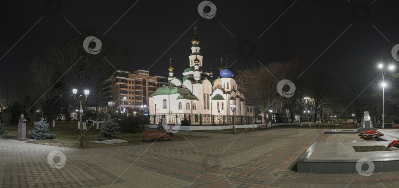 Скачать Красивый храм в парке Победы, Армавир, Россия, Краснодарский край фотосток Ozero