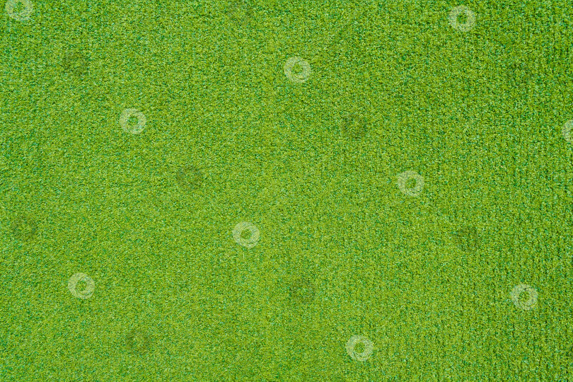 Скачать Искусственная зеленая трава на детской площадке в качестве текстуры, фона фотосток Ozero