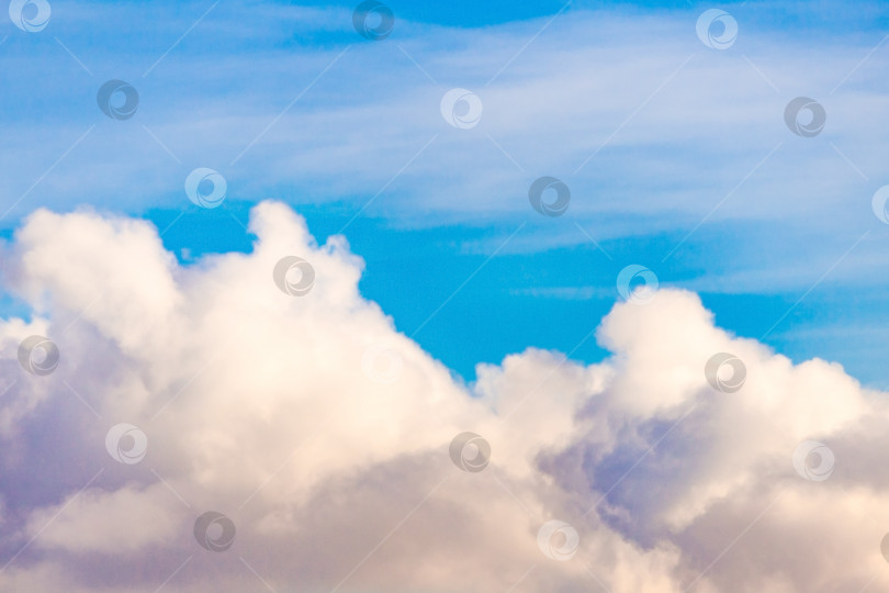 Скачать Пушистые облака на фоне ярко-голубого неба (задний план) фотосток Ozero