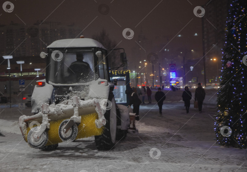 Скачать Трактор убирающий снего на городской улице фотосток Ozero