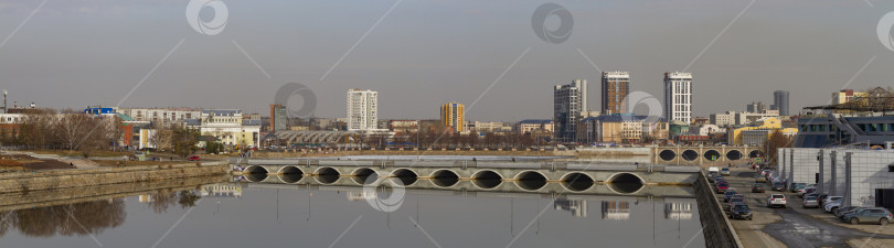 Скачать Челябинск. Вид на набережную и городскую застройку в центре города с набережной реки Миасс фотосток Ozero