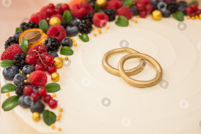 Скачать Белый свадебный торт, украшенный фруктами и ягодами фотосток Ozero
