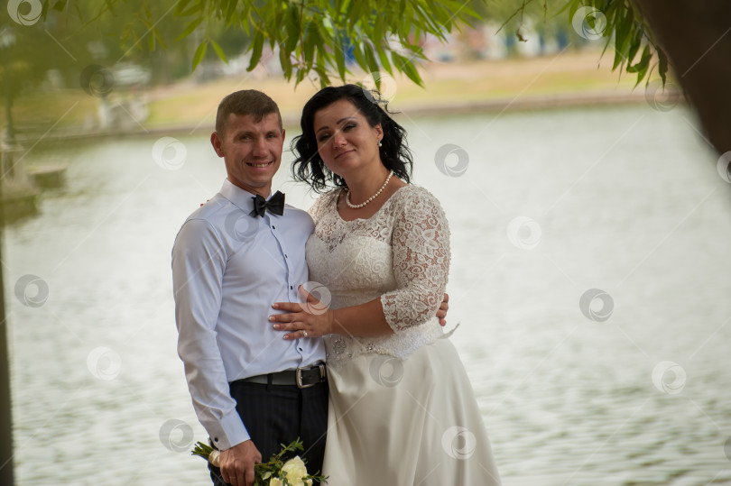 Скачать свадебная пара позирует у воды, озера или реки фотосток Ozero