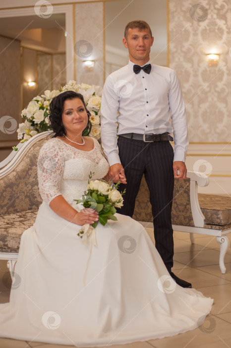Скачать муж и жена на свадьбе, классическая поза в помещении фотосток Ozero