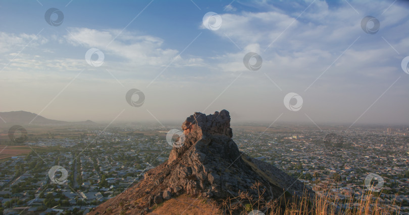 Скачать вид на закат с горы Сулейман-Тоо, Ош, Кыргызстан фотосток Ozero