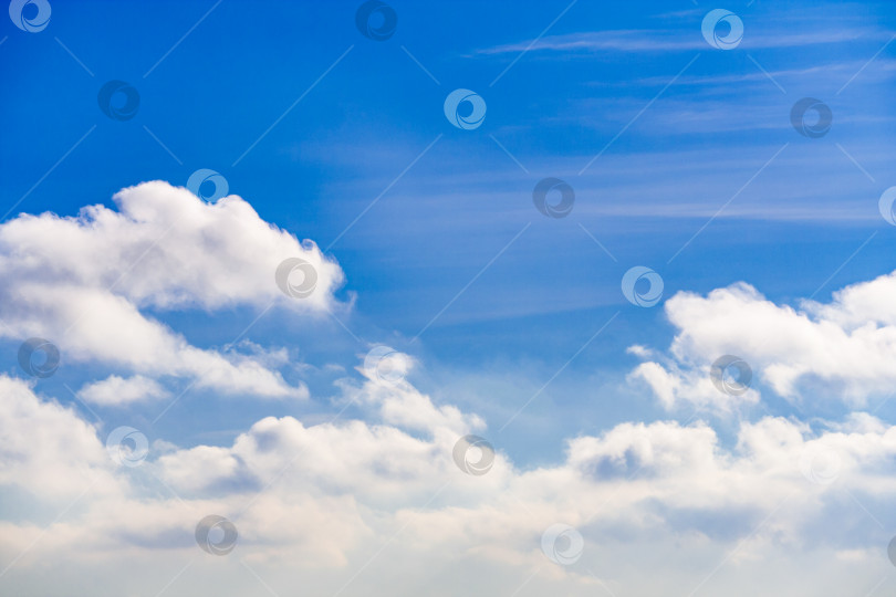 Скачать Белые пушистые облака в ярко-голубом небе фотосток Ozero