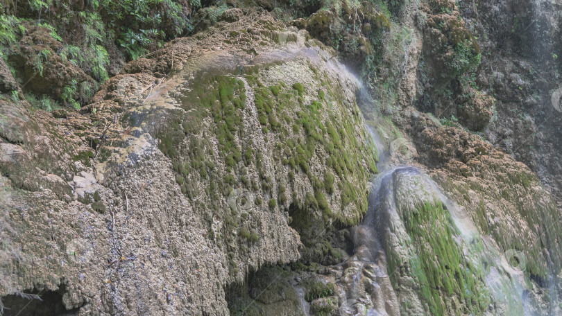 Скачать Фрагмент красивого тропического водопада. фотосток Ozero