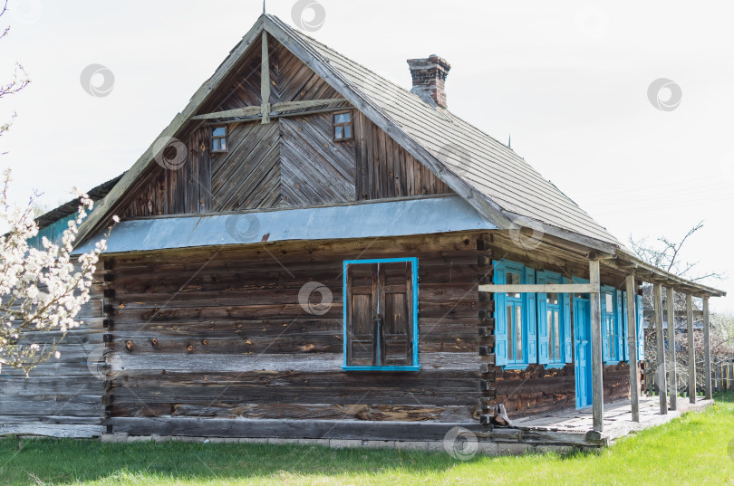 Скачать Вид на старый деревенский дом фотосток Ozero