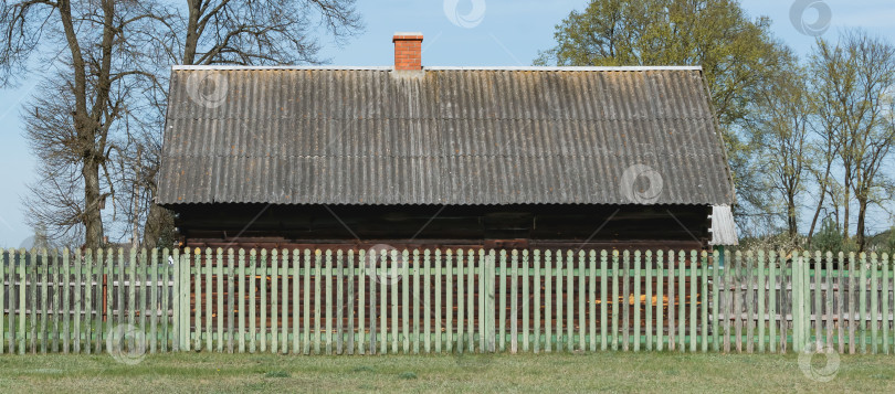 Скачать Вид на старый деревенский дом фотосток Ozero