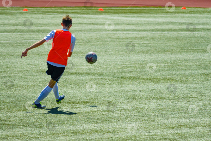 Скачать Молодой футболист готовится ударить по мячу фотосток Ozero