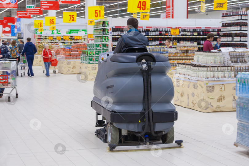 Скачать Москва, Россия, май 2018 г.: Мытье полов на специальной машине в супермаркете (редакционная статья) фотосток Ozero
