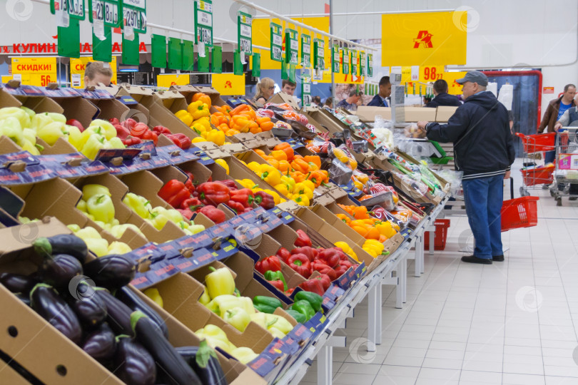 Скачать Москва, Россия, май 2018 года: покупатель в овощном отделе супермаркета (редакционная статья) фотосток Ozero