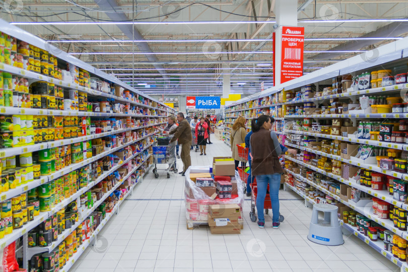 Скачать Москва, Россия, май 2018 г.: Интерьер супермаркета с потребителями (редакционная статья) фотосток Ozero