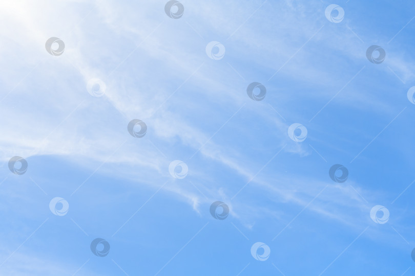 Скачать Белые перистые облака на лазурном небе в качестве фона фотосток Ozero