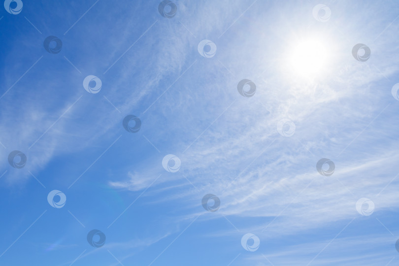 Скачать Белые облака и солнце в ярко-лазурном небе фотосток Ozero