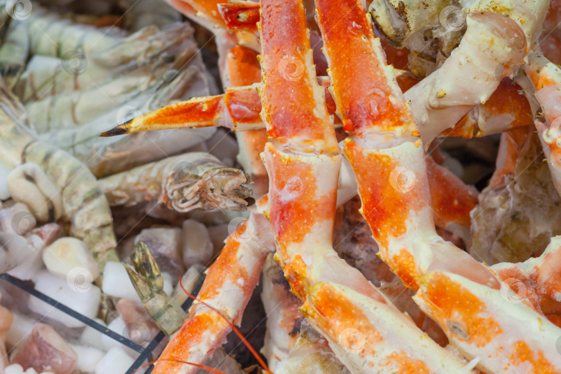 Скачать Замороженные крабовые ножки и другие морепродукты в супермаркете фотосток Ozero
