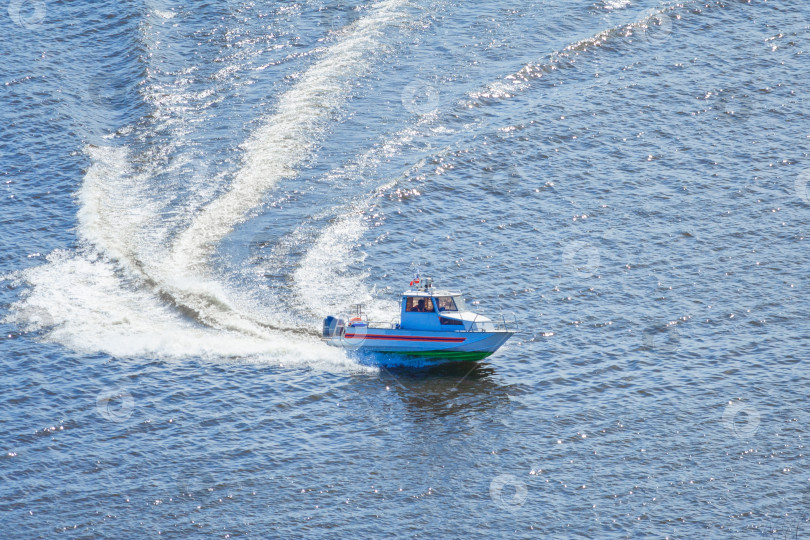 Скачать Моторная лодка движется по воде фотосток Ozero