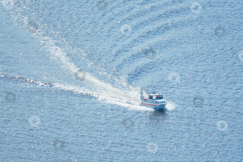 Скачать Моторная лодка движется по воде фотосток Ozero