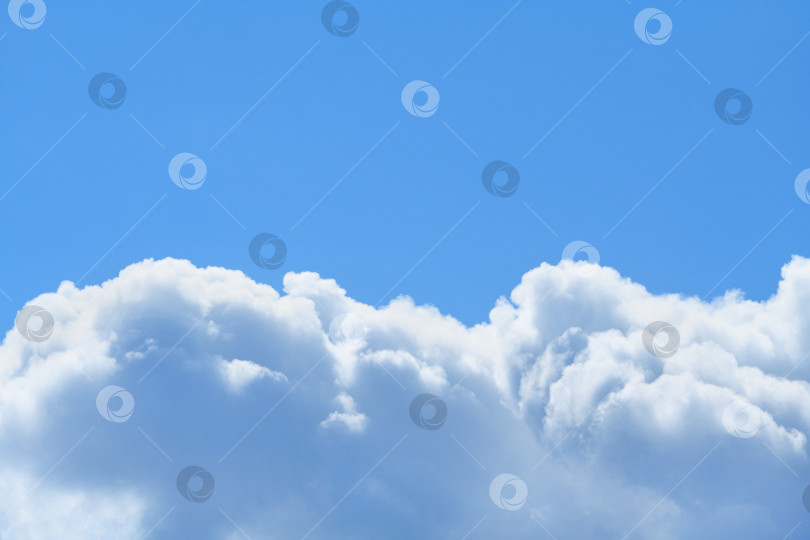 Скачать Крупный план пушистых облаков в лазурном небе с пробелом для копирования (фон) фотосток Ozero