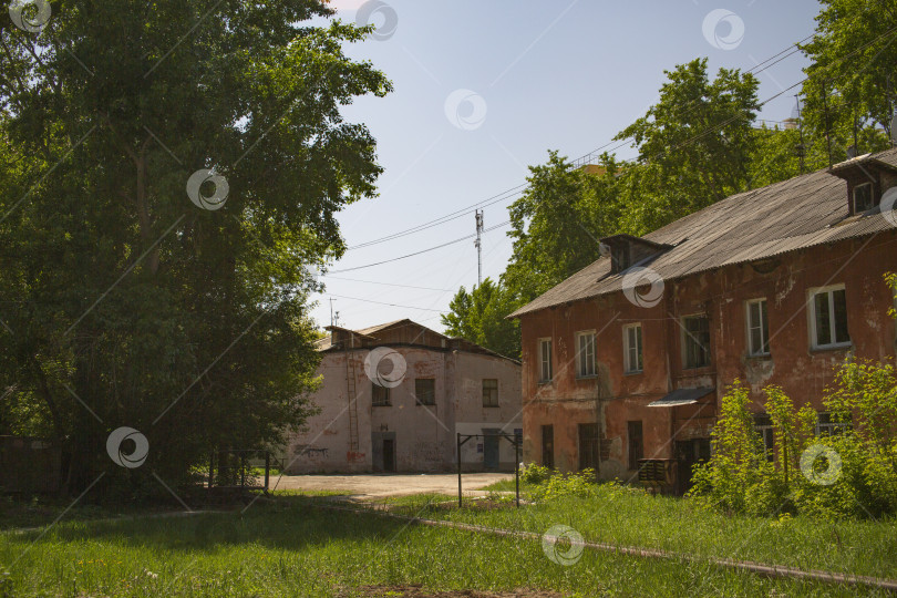 Скачать Городской пейзаж. Старый городской двор летом фотосток Ozero